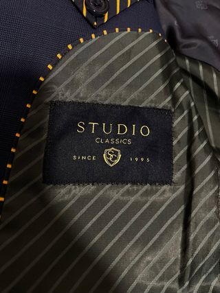 Traje azul: chaqueta, pantalón y corbata.