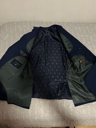 Traje azul: chaqueta, pantalón y corbata.