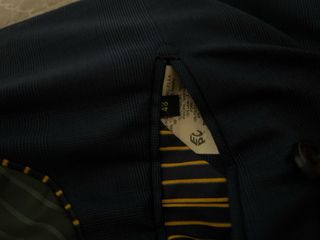 Traje azul: chaqueta, pantalón y corbata.