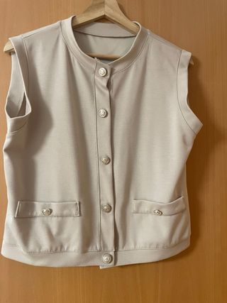 Chaleco beige con botones dorados