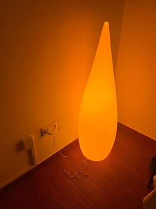 Lámpara LED moderna.