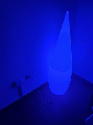 Lámpara LED moderna.