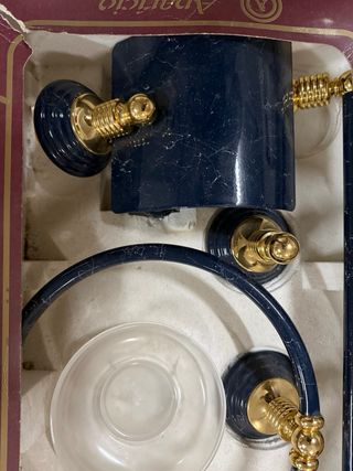 Dos juegos de accesorios de baño