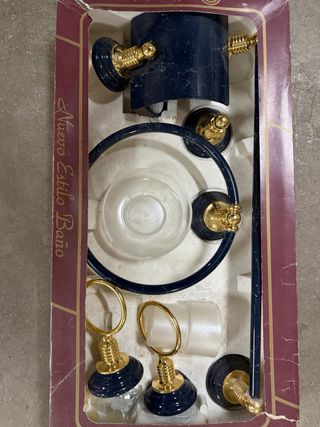 Dos juegos de accesorios de baño