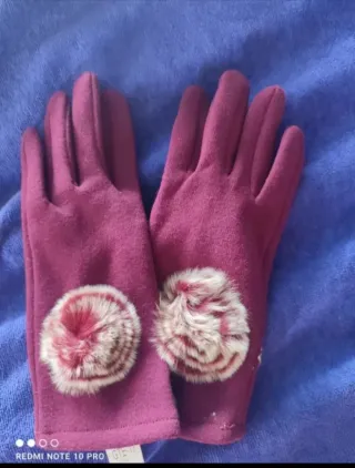 Guantes morados con pompón