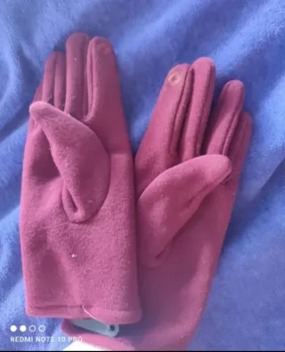 Guantes morados con pompón