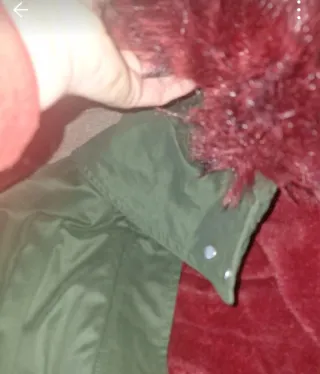 Parka Mango Verde con Capucha y Forro Rojo