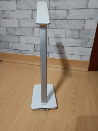 Lámpara de lectura LED plateada y blanca.