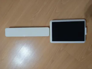 Lámpara de lectura LED plateada y blanca.