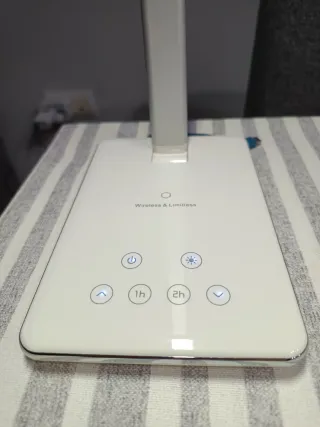 Lámpara de lectura LED plateada y blanca.