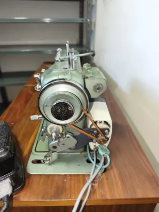 Máquina de coser REFREY con motor