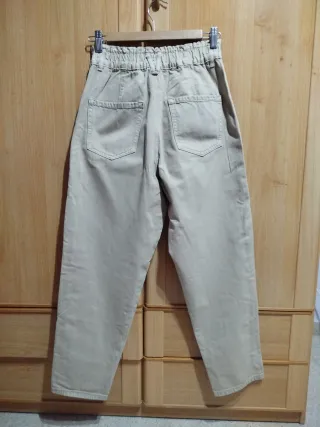 Pantalón beige.