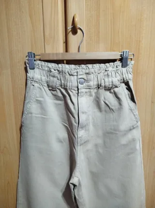 Pantalón beige.