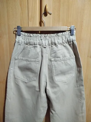 Pantalón beige.