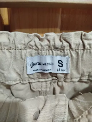 Pantalón beige.