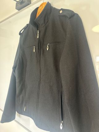 Chaqueta entallada negra con cremalleras