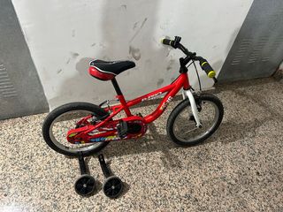 Bicicleta infantil roja con ruedines