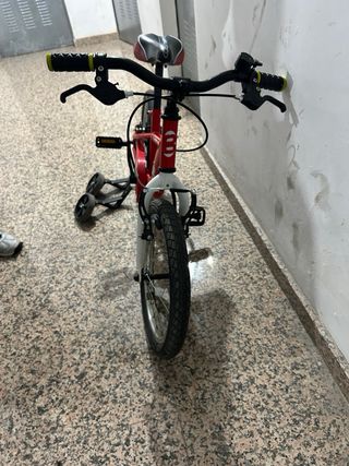 Bicicleta infantil roja con ruedines