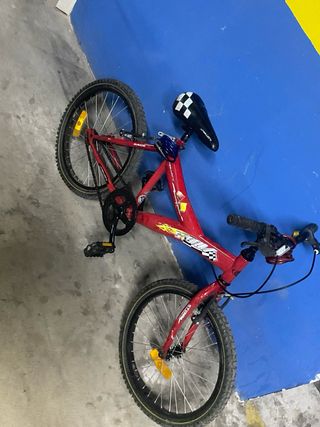 Bicicleta infantil roja
