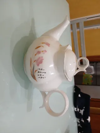Tetera de porcelana con flores
