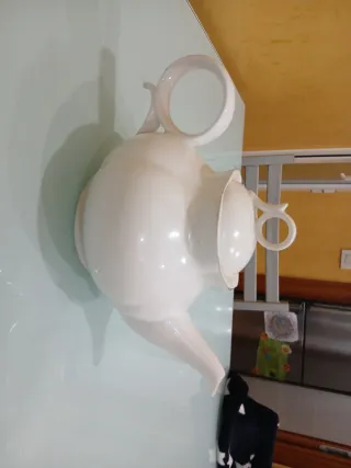 Tetera de porcelana con flores