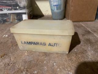 Caja repuestos bombillas Mazda coche clásico