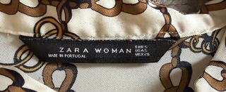 Camisa beige con estampado de cadenas