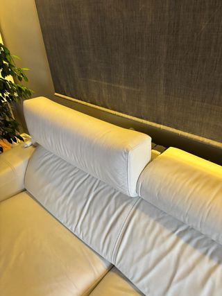 Sofá de piel blanco con chaise longue