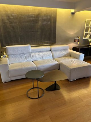 Sofá de piel blanco con chaise longue