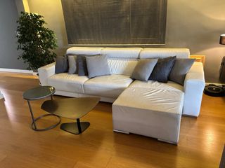 Sofá de piel blanco con chaise longue