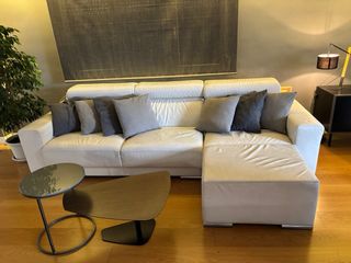 Sofá de piel blanco con chaise longue