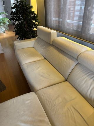 Sofá de piel blanco con chaise longue