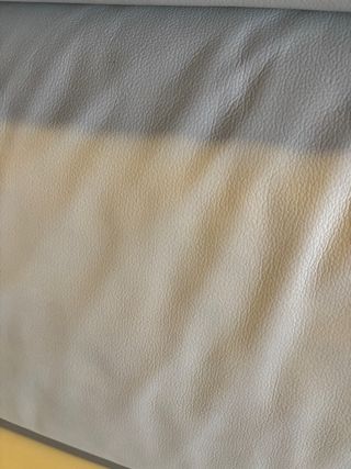 Sofá de piel blanco con chaise longue