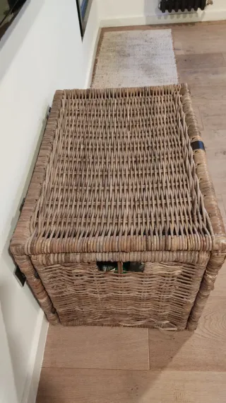 Baúl de mimbre con detalles de cuero