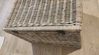 Baúl de mimbre con detalles de cuero