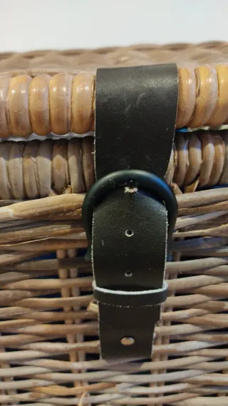 Baúl de mimbre con detalles de cuero