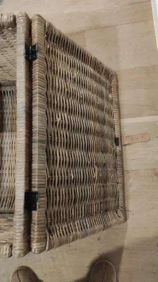 Baúl de mimbre con detalles de cuero