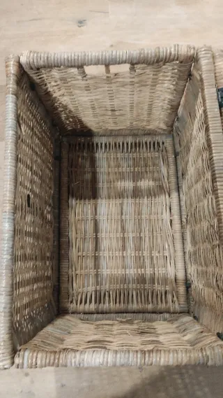 Baúl de mimbre con detalles de cuero