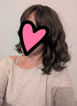 Peluca sintética castaña con mechas rosas