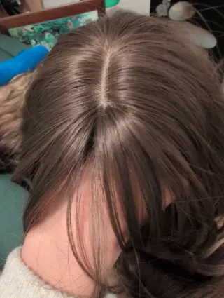 Peluca sintética castaña con mechas rosas