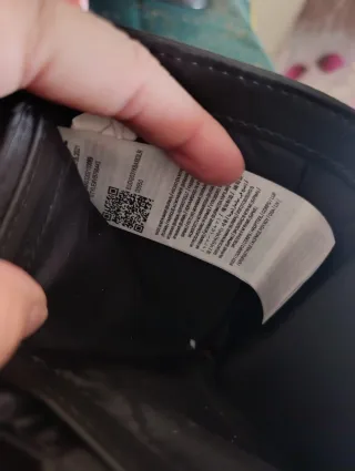 Cartera Guess Negra con Detalles Dorados