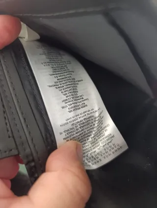 Cartera Guess Negra con Detalles Dorados