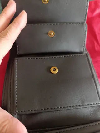 Cartera Guess Negra con Detalles Dorados