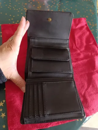 Cartera Guess Negra con Detalles Dorados