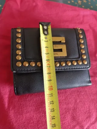 Cartera Guess Negra con Detalles Dorados