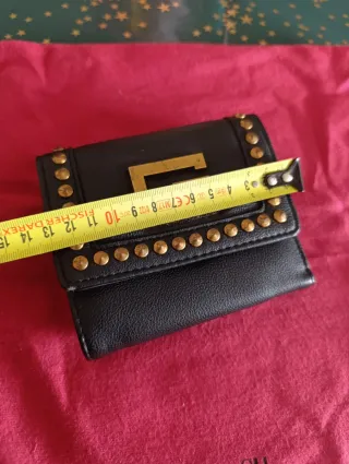 Cartera Guess Negra con Detalles Dorados