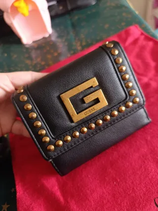 Cartera Guess Negra con Detalles Dorados