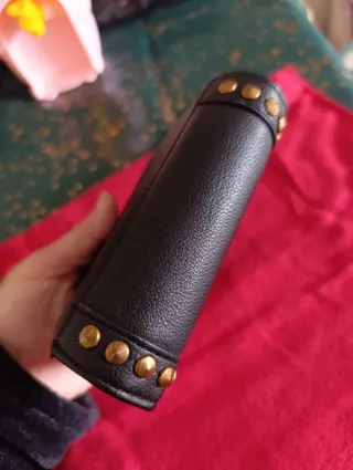 Cartera Guess Negra con Detalles Dorados