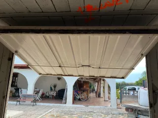 Puerta basculante rústica madera y hierro