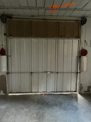 Puerta basculante rústica madera y hierro